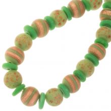 Mélange de Perles en Verre (3 - 10 x 9 - 11 mm) Green Copper Streak (28 pièces)
