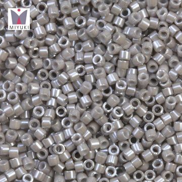 Perles Miyuki Delica (11/0) Opaque Light Smoke Ceylon (2.8 grammes)