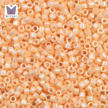 Perles Miyuki Delica (11/0) Opaque Light Peach AB (2.8 grammes)